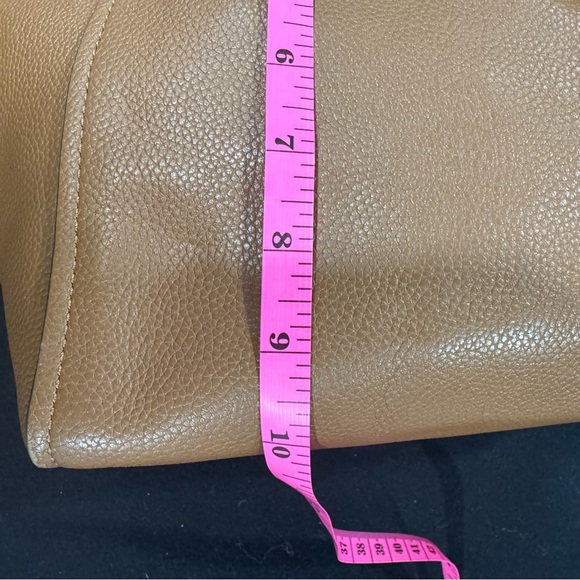 Tory Burch Tan Leather Shoulder Bag with Gold Accents - Picture 15 of 16